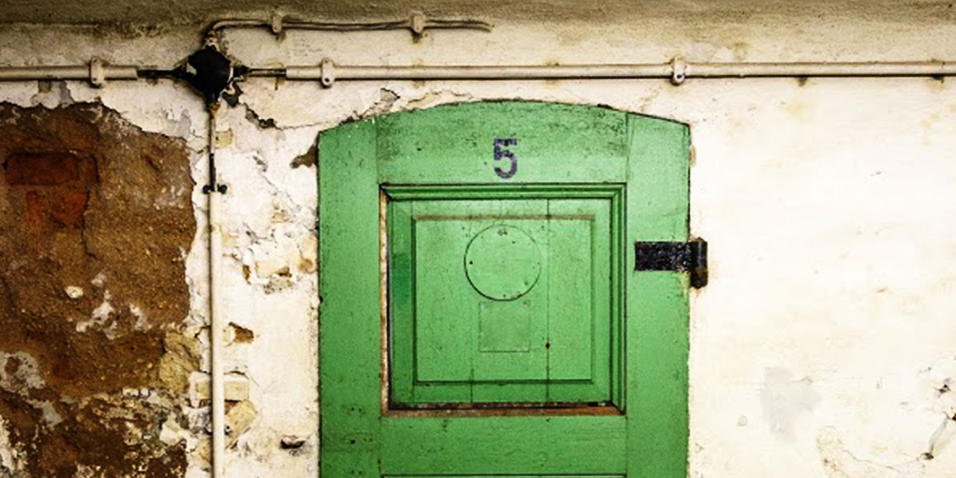 Grüne geschlossene Gefängnistür