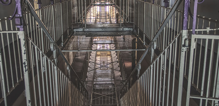 Stahltreppen und Geländer im Inneren des ehemaligen Gefängnisses Hoheneck