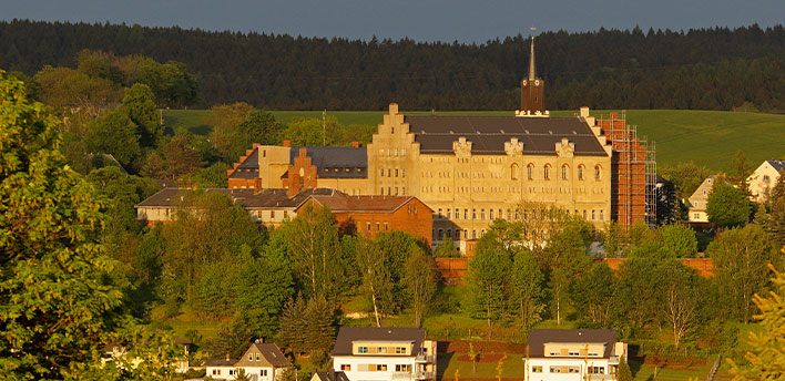 Schloss Hoheneck mit Umgebung in der Sonne