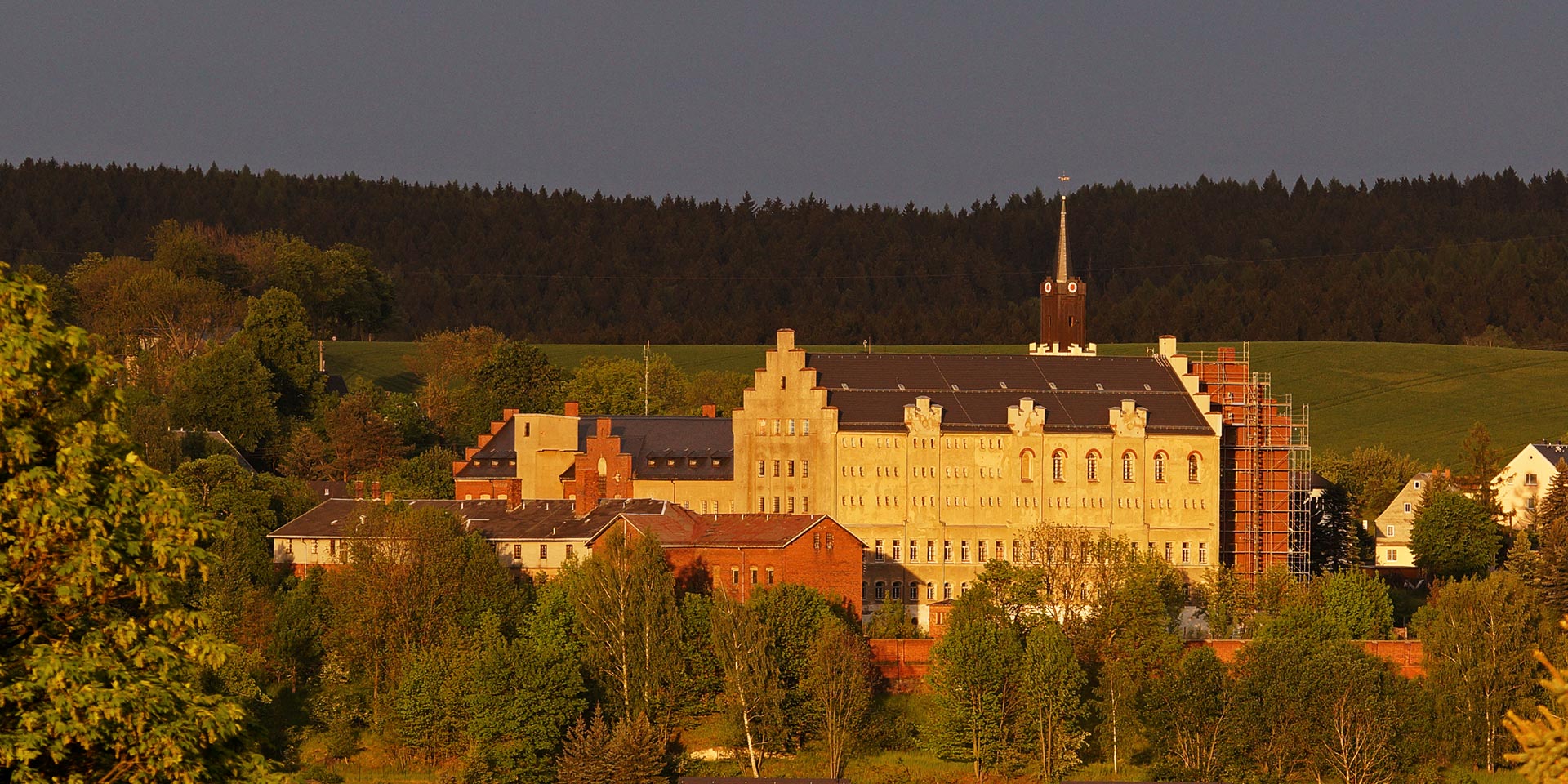 Schloss Hoheneck mit der umgebenden Landschaft