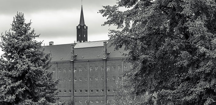 Schwarz-weiß Foto des Schloss Hoheneck mit Kirchturm