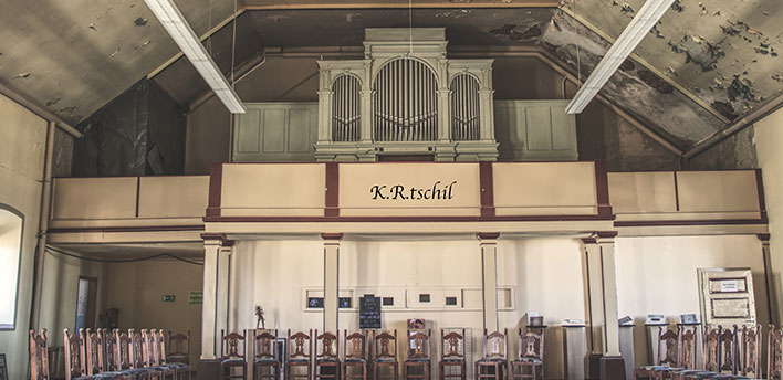 Innenraum der Kirche auf Schloss Hoheneck, mit Orgel