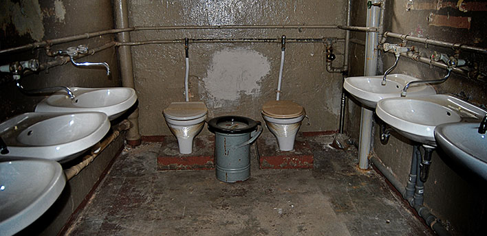 Toiletten des ehemaligen Gefängnisses Hoheneck