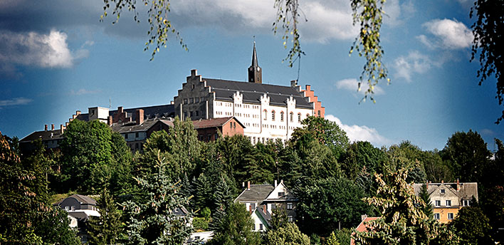 Schloss Hoheneck mit Umgebung in der Sonne