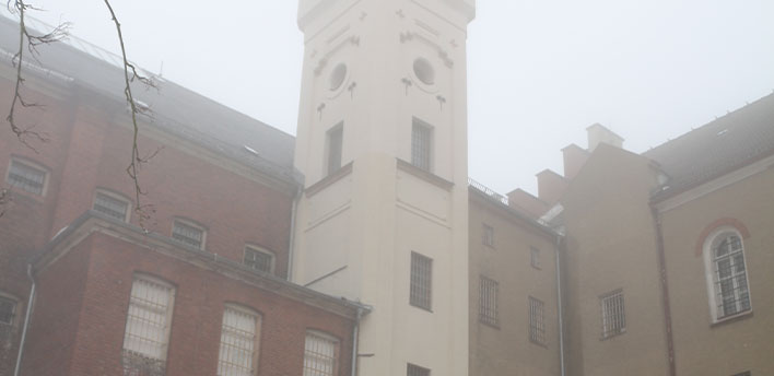 Kirchturm des Schlosses Hoheneck im Nebel
