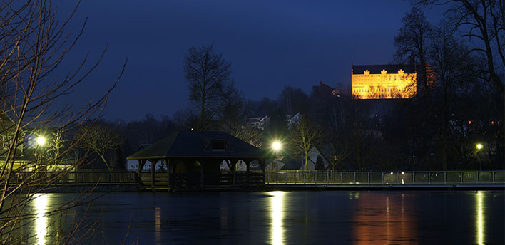 Schloss Hoheneck mit Umgebung bei Nacht