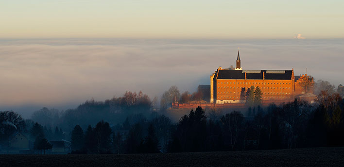 Schloss Hoheneck mit Umgebung im Dämmerlicht mit Nebel