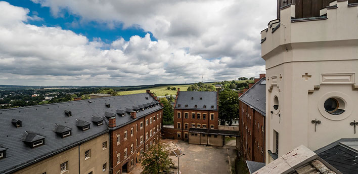 Blick von oben in den Innenhof des Schlosses Hoheneck