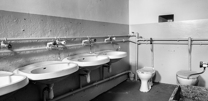 Toiletten im ehemaligen Gefängnis, Bild in schwarzweiß