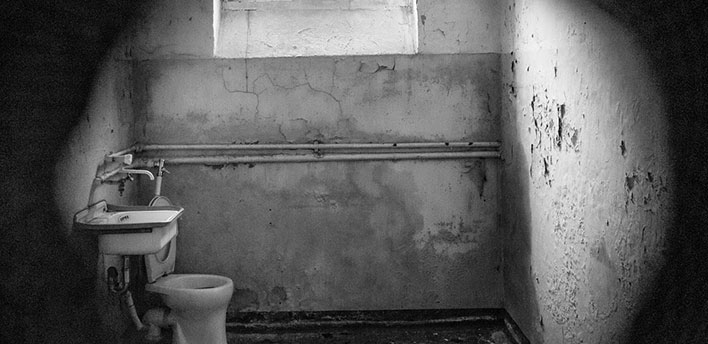 Toilette im ehemaligen Gefängnis, Bild in schwarzweiß