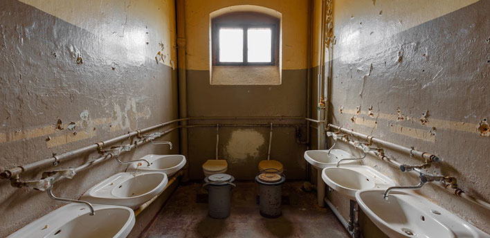 Toiletten im ehemaligen Gefängnis
