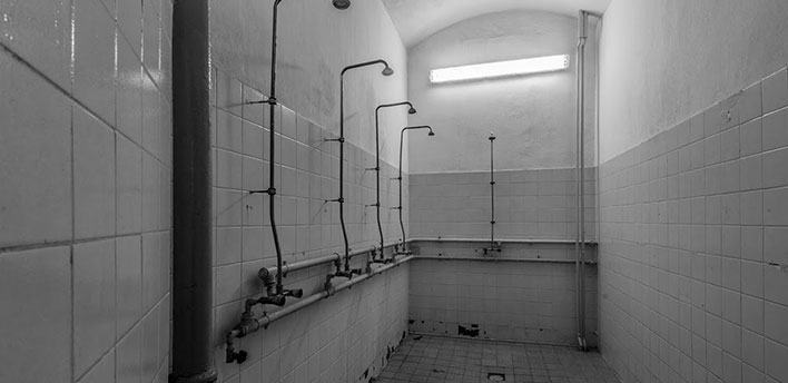 Duschen im ehemaligen Gefängnis