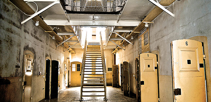 Flur des ehemaligen Gefängnisses mit Stahltreppe nach oben